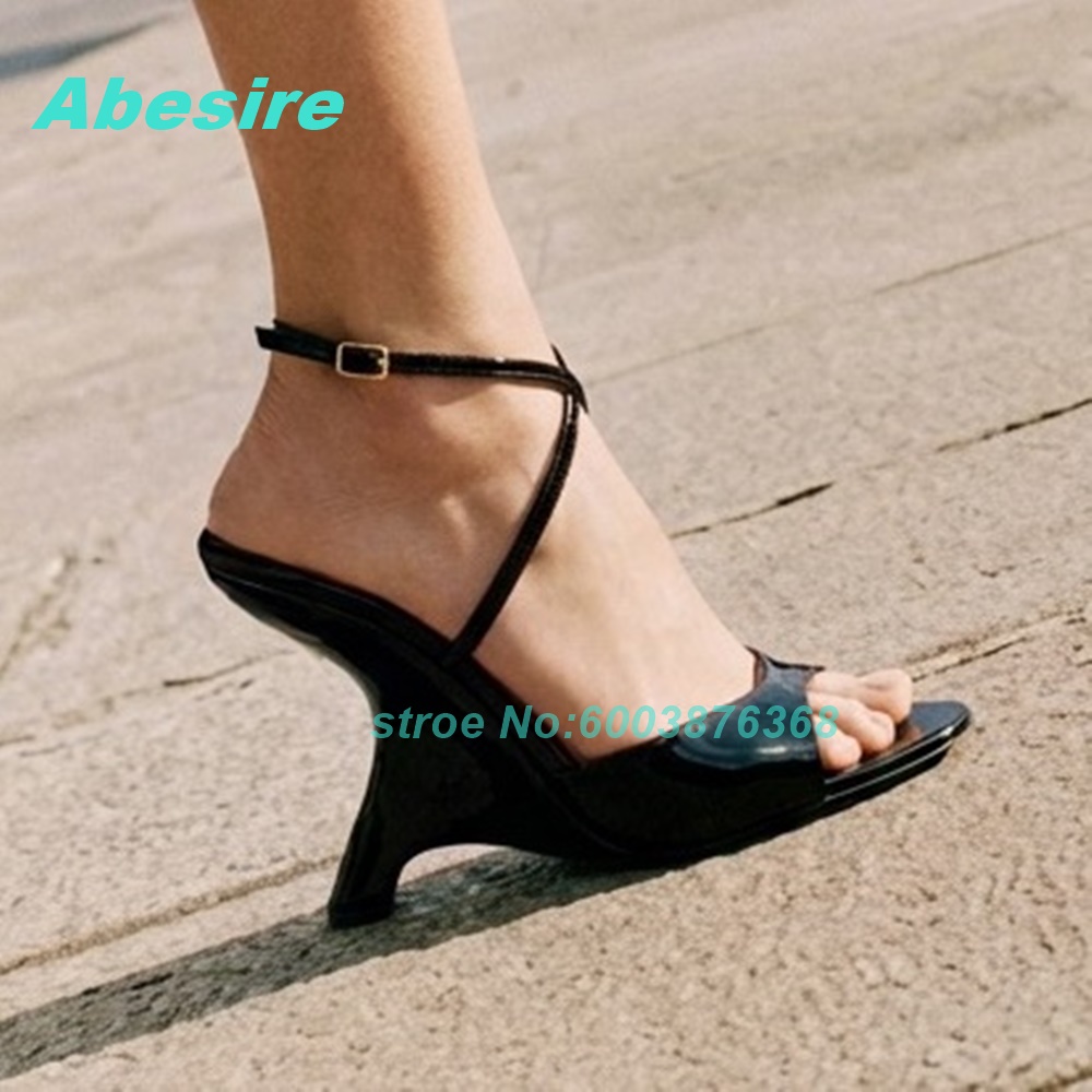 Women'S Shoes Y2K - 블랙 에나멜 가죽 피프토 샌들 오픈토